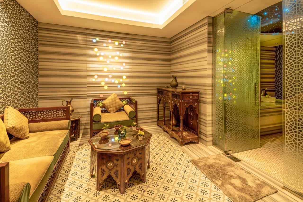 Hotel Pullman Sharjah Esterno foto
